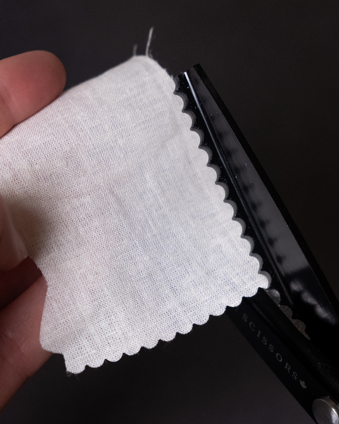 9" Midnight Edition Lightweight Scalloped Pinking Shears