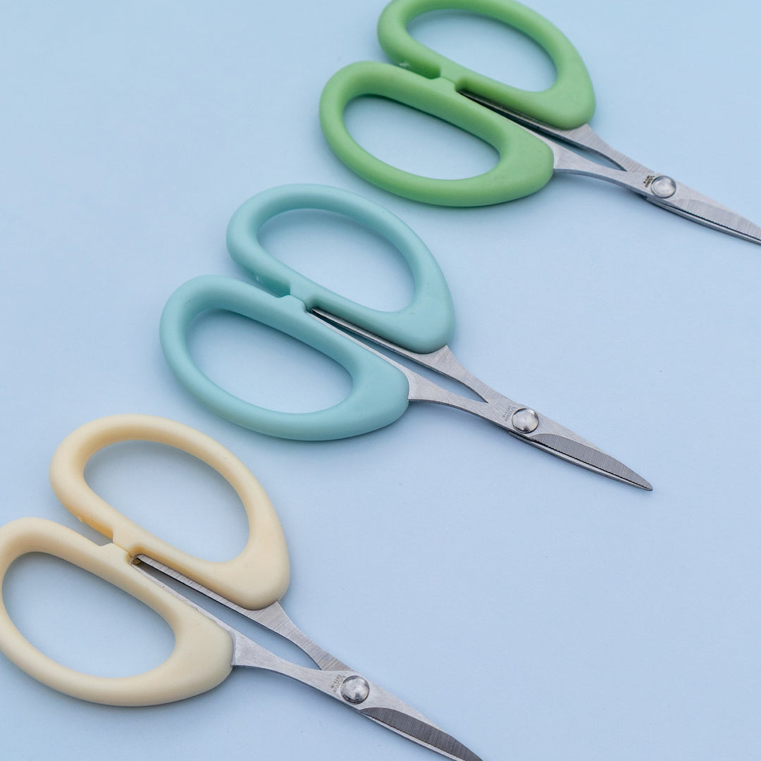 The Cutting Mechanics of Smaller Scissors: Why Serrated Blades Make a Difference